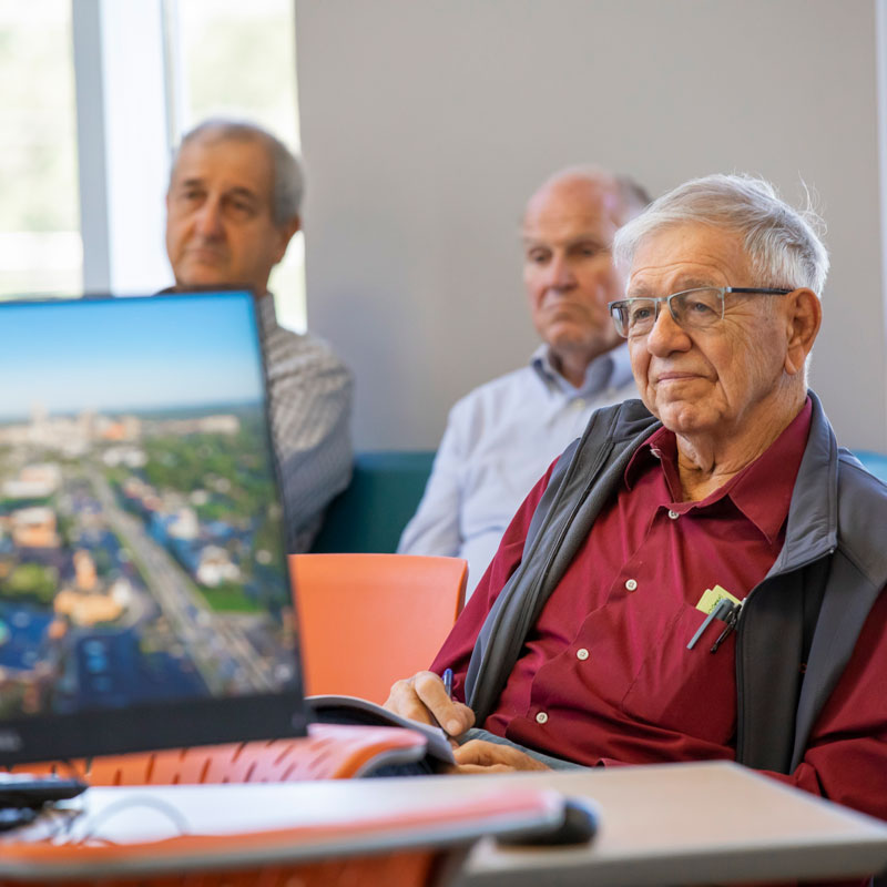 Senior citizens in a computer lecture