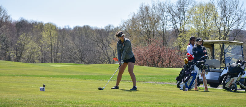 Cecilia Heck lining up a drive